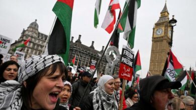 صورة مظاهرة أمام السفارة الأمريكية في العاصمة لندن لرفض خطة تهجير سكان غزة