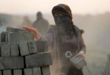 صورة فتيات عراقيات يعشن عصر العبودية في أعمال شاقة بمصانع ملوثة