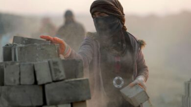 صورة فتيات عراقيات يعشن عصر العبودية في أعمال شاقة بمصانع ملوثة