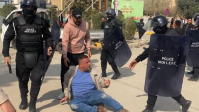 صورة قوات مكافحة الشغب تنهال بالضرب على المتظاهرين من أصحاب الشهادات العليا والأوائل