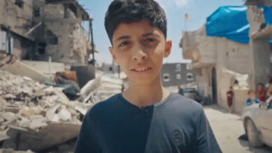 صورة هيئة الإذاعة البريطانية “بي بي سي” تنقاد لسردية نتنياهو وتسحب فيلما وثائقيا عن وحشية الإبادة في غزة
