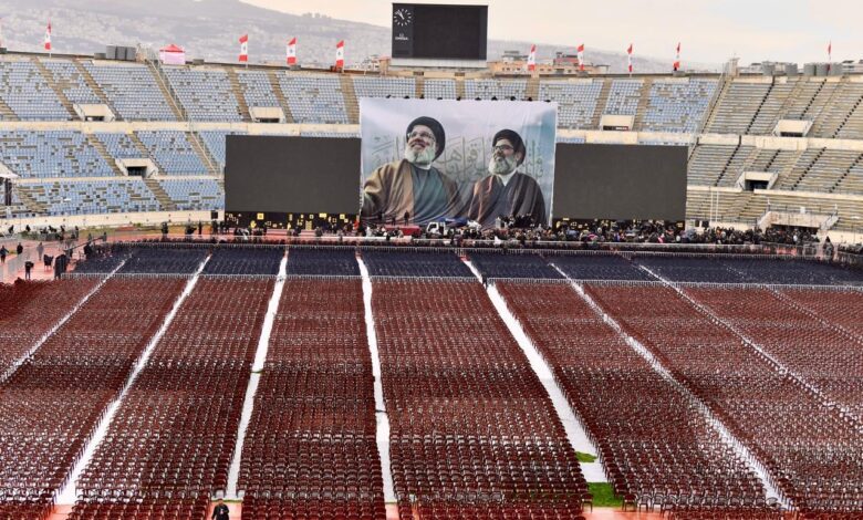 صورة حزب الله يحاول الظهور “قويًا” خلال تشييع حسن نصر بعد الهزيمة المدوية التي تعرض لها