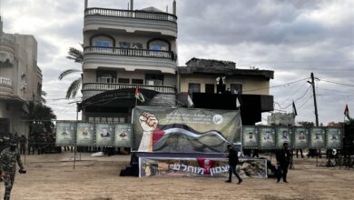 صورة الإفراج عن 3 أسرى للاحتلال لدى المقاومة مقابل العشرات من الأسرى الفلسطينيين